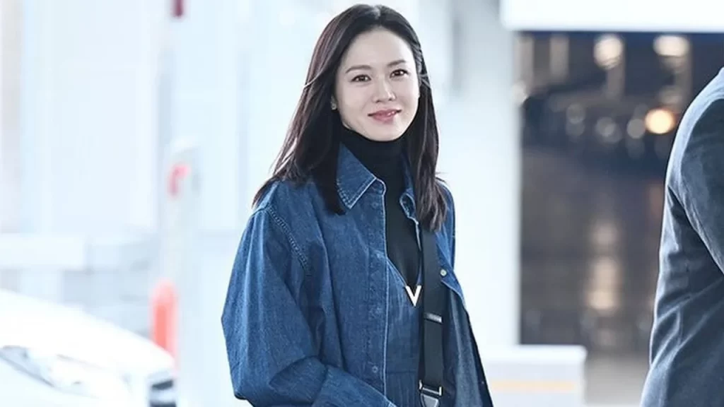 Son Ye Jin Deslumbra em Look Todo Jeans a Caminho de Nova York para um Projeto Misterioso