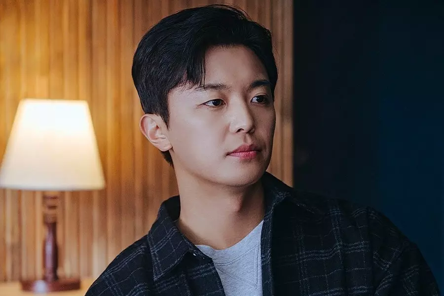 Yeon Woo Jin Revela Detalhes sobre seu Próximo Drama de Suspense "Grabbed By The Collar"