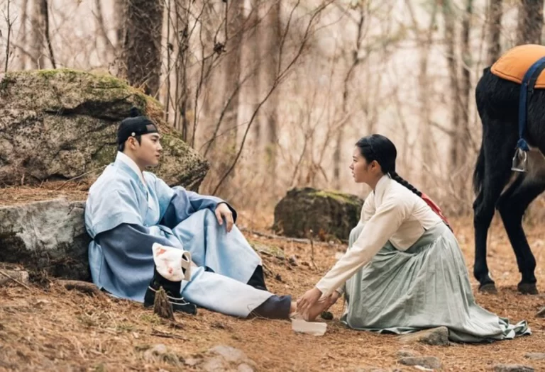Suho e Hong Ye Ji em uma Disputa Cômica na Encruzilhada em "O Príncipe Herdeiro Desaparecido" da MBN