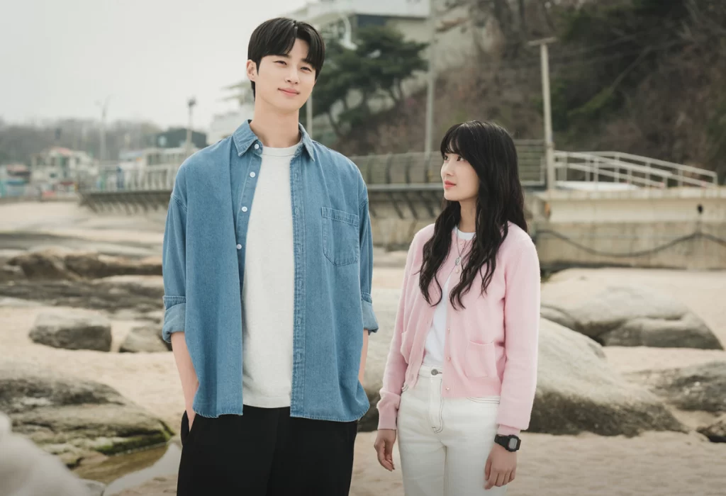 "Lovely Runner": Byeon Woo Seok e Kim Hye Yoon desfrutam de uma noite romântica à beira-mar