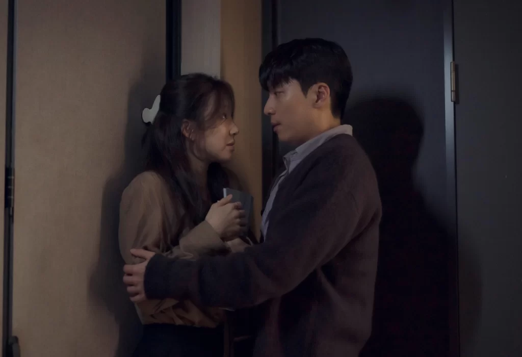 "O Romance da Meia-noite em Hagwon": Wi Ha Joon e Jung Ryeo Won Compartilham Momento Íntimo em Sala de Aula Escura