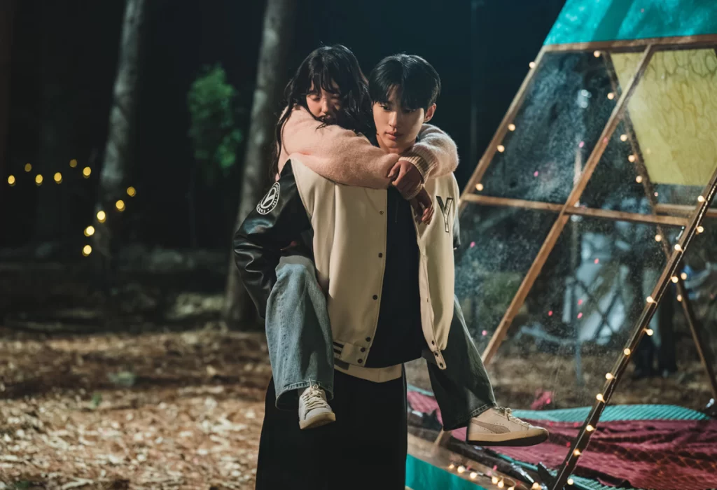 "Lovely Runner": Byeon Woo Seok e Kim Hye Yoon compartilham um momento emocionante como estudantes universitários