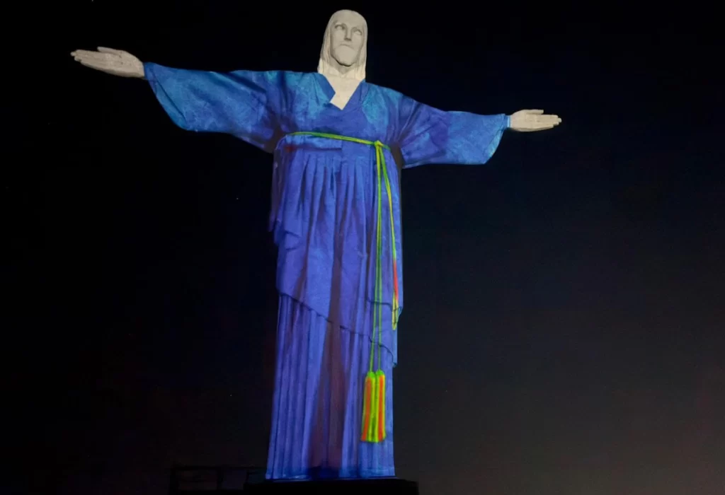 Cristo Redentor "Veste" Hanbok, Traje Típico Coreano, em Projeção Inédita