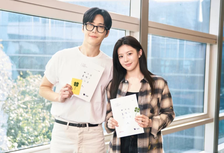 Kim Seon Ho e Go Youn Jung Mostram Química na Leitura de Roteiro para Novo Drama Romântico da Netflix