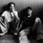  Lee Je Hoon e Koo Kyo Hwan Falam Sobre Seus Papéis em "Escape" e se Elogiam em Entrevista