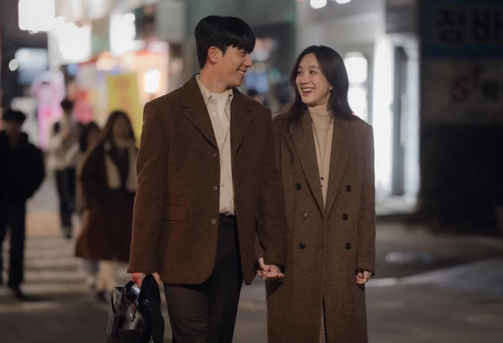 "O Romance da Meia-noite em Hagwon":  Wi Ha Joon e Jung Ryeo Won  Felizes de Mãos Dadas em Público