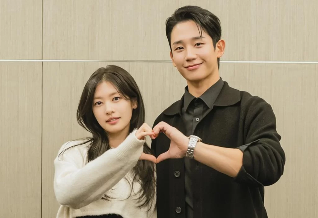 Jung Hae In e Jung So Min Mostram Química na Primeira Leitura de Roteiro de "Love Next Door"Jung Hae In e Jung So Min Mostram Química na Primeira Leitura de Roteiro de "Love Next Door"